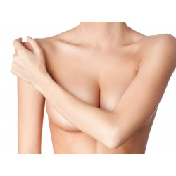 Poitrine caché par un bras